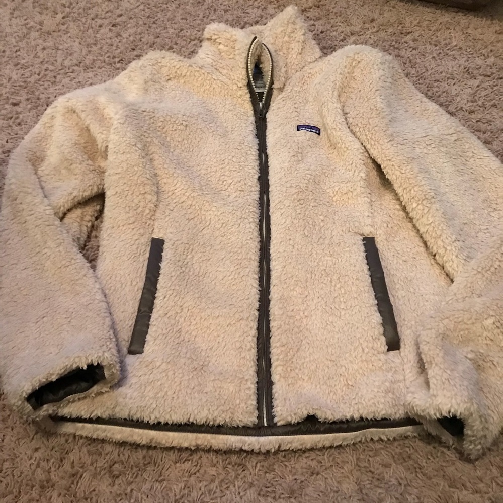 Fuzzy Patagonia zip jacket like new!! Size Large!